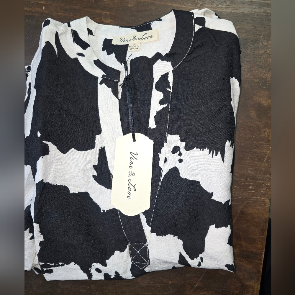 Black Vine & Love Cow Print V Neck Blouse NWT Small - Picture 6 of 6